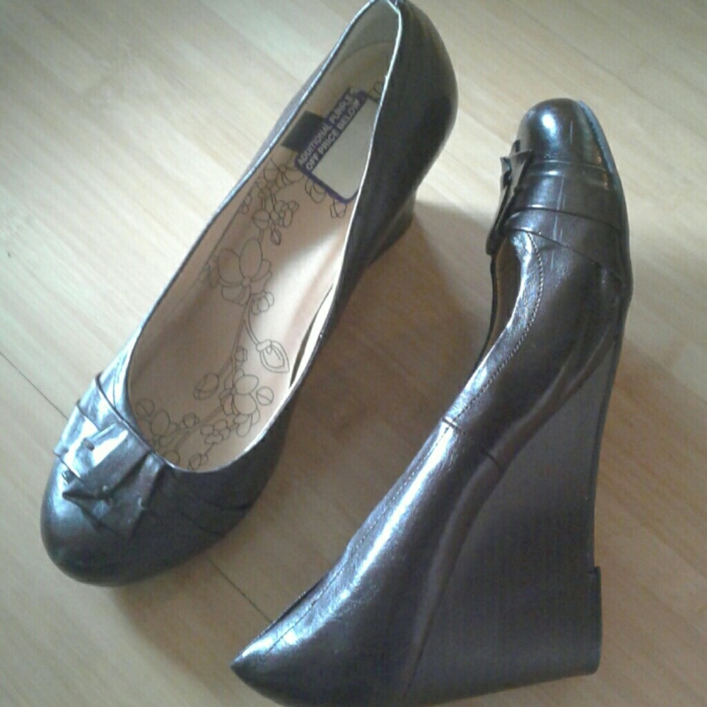 Brown leather heeled shoe